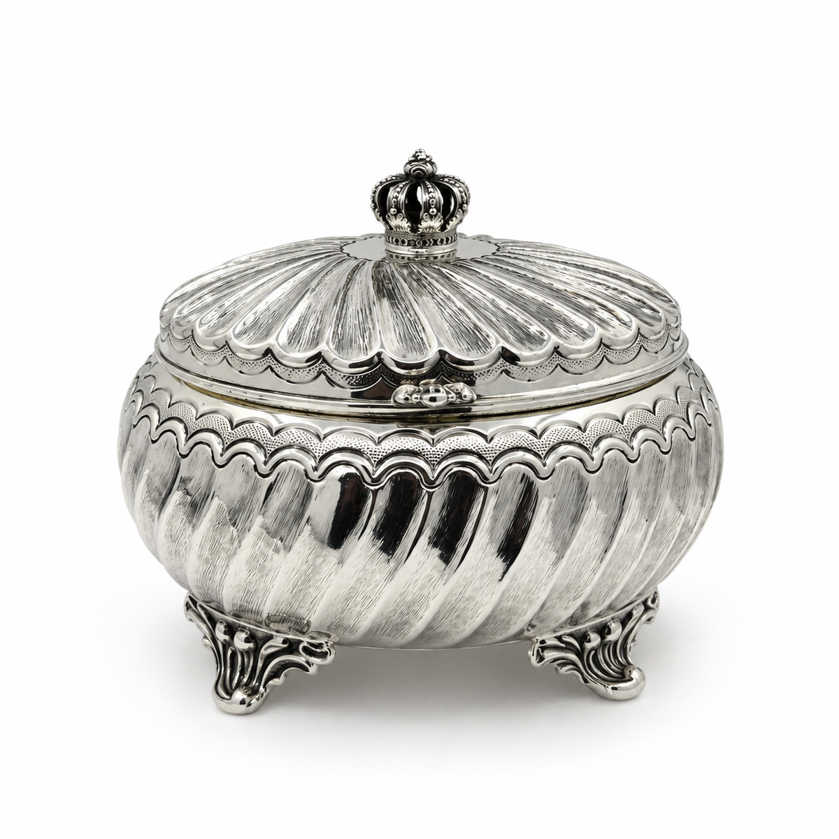 Decorative silver etrog box with intricate engravings by hadad bros silverware קופסה לאתרוג לחגי ישראל כלי כסף האחים חדד 